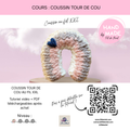 Coussin tour de cou XXL en fil pelucheux multicolore (rosé, gris et beige) sur socle, logo “HAND MADE” et QR code à droite.