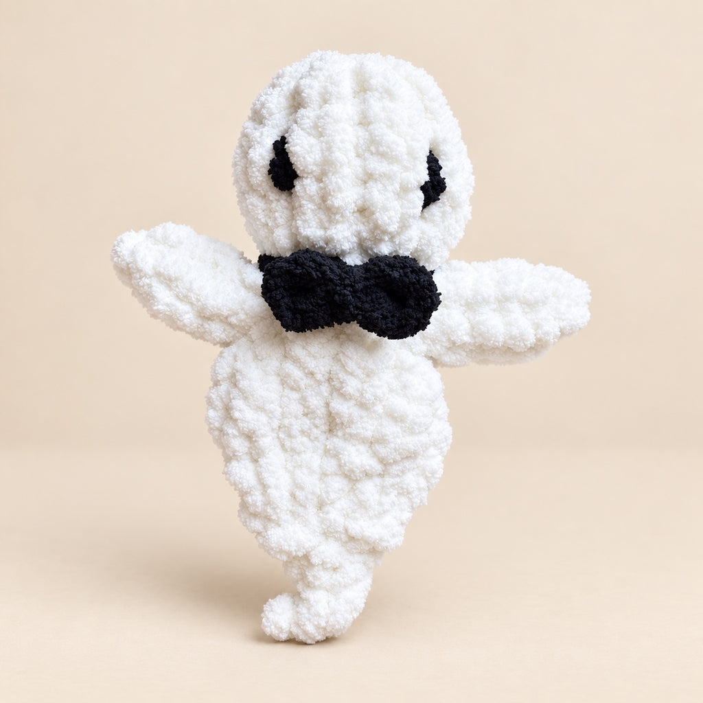 Fantôme blanc avec nœud papillon noir en fil chenille XXL – Fil de Miel