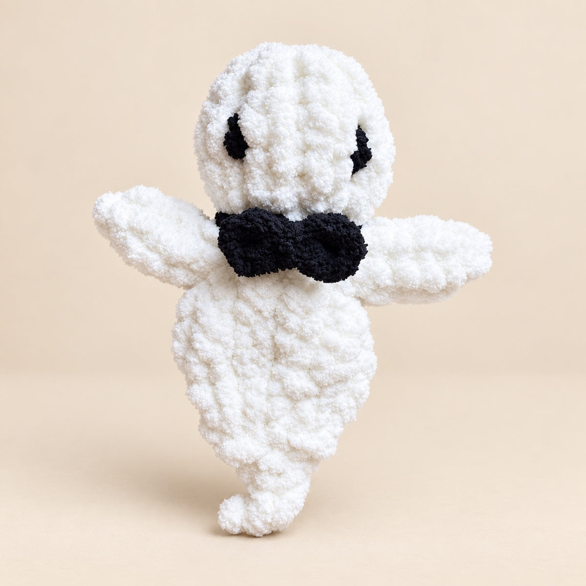 Fantôme blanc avec nœud papillon noir en fil chenille XXL – Fil de Miel
